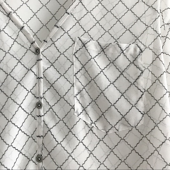 💛 SALE CAbi Tab Sleeve Sheer V Neck Button Down - Picture 5 of 6